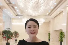 有粉丝问，年会上想去给领导敬一杯酒，但又觉得只说“领导，我敬您一杯酒，谢谢您，我干了，你随意”这样显得不重视，不知道怎么办，我觉得啊，祝酒辞可以简洁、真诚一些，但表达对领导的感激和尊敬必不可少，你可以这样讲  #口才[话题]###欣迪婚礼商演主持培训成都校区[话题]# #婚礼主持人培训[话题]# #实用口才[话题]##视频封面