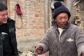 今天遇到了四河大爷的老伙计，和四河一样靠捡破烂维持生活。真是难兄难弟。#农村生活 #社会百态 #正能量 #四河大爷视频封面