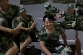 盘点军训爆笑名场面，女主军训一不小心把裤裆踢开了，笑喷了视频封面