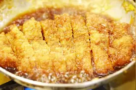 日本相扑选手开的猪排盖饭，每一份都十分巨大，半份就能让你吃饱