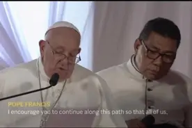 教皇在印度尼西亚举行宗教间会议后亲吻雅加达清真寺大伊玛目之手视频封面