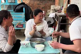 在农村只有你想不到的，没有你吃不到的，今天妈妈给我们做了我们没吃过的蒸蒲公英，没想到也是一道美味，你们吃过吗#记录真实生活 #我的乡村生活 #婆媳 #万物皆可蒸 #蒲公英视频封面