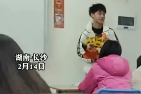 情人节当天男生到教室给心爱的女生送花女生害羞的把头埋了起来视频封面