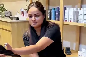 国外的理发能人，女人的技术让人刮目相看 #带你看世界 #海外视频 #抖音看世界视频封面