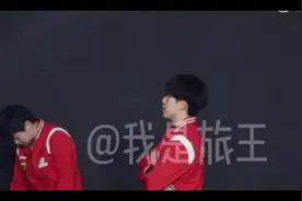 莎莎不停的讲头头认真的听 赛后还在积极复盘的两小只 Cr ：视频封面
