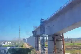 看看在建的北沿江高铁江苏段，建成后，将彻底改变老宁启铁路火车速度太慢的局面，扬，泰，通地区乘客前往南京，上海的将更加方便。#铁路摄影 #北沿江高铁 #北沿江高铁江苏段 #六合西站 #南京北站视频封面