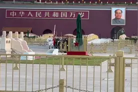 国旗护卫队每天就肩负着这样的使命，去迎来祖国的 初升的太阳