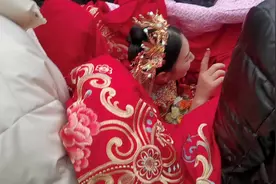新郎伙计太给力了💪直接把新娘连被子给抬出来了😓#农村婚礼视频封面