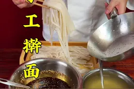 经常吃的擀面皮手工是如何制作呢#擀面皮#小吃培训#西安小吃培训#特色小吃培训#小本创业好项目