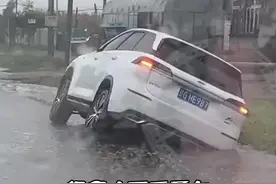 雨天开车注意以下这几点关键时刻能保命 雨天开车的正确方法新手司机一定要知道 #懂车小知识 #每天一个用车知识 #行车安全常识
