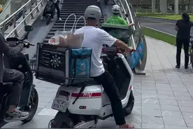 又一场上沙天桥发生的拥堵事件，下天桥的小哥逆行堵住了上天桥的小哥，两人争执不下，各自问候祖宗八代，最后在两个阿姨的劝说下逆行小哥骂骂咧咧走开#外卖小哥 #天桥视频封面
