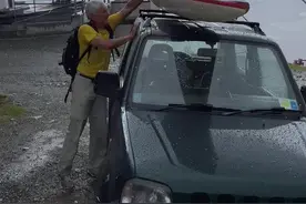 9月的阿尔卑斯山，已然白雪可见，70岁的保罗大叔，徒步3小时到山顶天池，与雪山为伴，在自然中起舞！#抖音看世界 #阿尔卑斯山 #保罗大叔 #千万生活dou来拍