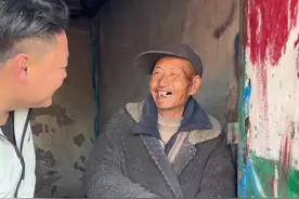 今天来问问四河大爷的感想，一见面就问大姐咋没来，一辈子没老婆的他也是心里直痒痒#热门 #农村生活 #五保户 #正能量视频封面