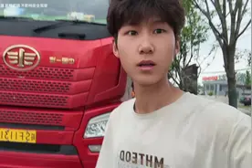 你在的城市下雨了 很想问你有没有带伞 可是我忍住了