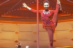 #高难度动作 @双人爬杆#台上一分钟台下十年功 #专业动作请勿模仿 #舞台无处不在 #惊险刺激视频封面