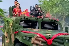 #军婚 #集体婚礼 #结婚车队现场  兵哥哥集体婚礼！迎亲车队太酷太帅了。这排面满满的安全感视频封面