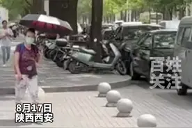 9岁女孩得了白血病，11岁哥哥街头卖扇子帮妹妹筹钱治病，市民心疼落泪帮孩子卖扇子视频封面