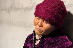 有时候婆婆尿裤子真是气人的，说归说这么冷的天气也挺可怜的，我听别人说用竹叶煮水喝管用，今天就摘点竹叶试一试看行不行，确实看这老人也挺难受的希望能好一点吧#将心比心才能以心换心 #婆媳关系视频封面