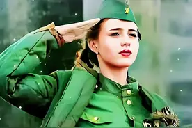 1945年，攻克柏林后，一名苏军女兵向战友敬礼#二战 #苏联 #攻占柏林视频封面