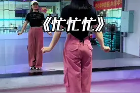 好美的广场舞 太上头了 来吧一起吨吨吨 #忙忙忙  #简单好看又好学 #最火广场舞 #跟着节奏嗨起来 #零基础学舞蹈 @抖音短视频 @DOU +上热门🔥