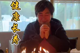 请假出来给老妈过个生日…餐厅的《生日祝福歌》一响，老妈就忍不住了…这点我也随了妈妈，见不得感动的场景#大哈妈妈生日快乐#记录真实生活#最简单的生日也能最难忘 #心想事成视频封面