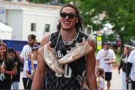 良心代言人！戈登胸前挂着361度冠军版战靴参加游行！#掘金 #戈登 #掘金夺冠游行#约基奇视频封面