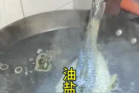 这是80岁师父教的油盐水浸鱼，肉质鲜美滑嫩太好吃了#美食#清蒸鱼#水浸鱼视频封面