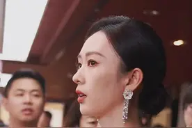 娱乐圈号称“小章子怡”的#童谣，高清镜头近距离怼脸拍状态，你觉得他和#章子怡 相比谁更漂亮？#美出高级感 #肤白貌美 #完美身材