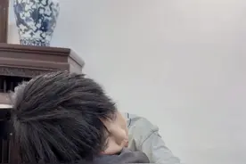 换做是我小时候，非不听大人话往危险的地方走，滚下山坡“竹鞭炒肉“肯定是跑不了的，也是时代变好了，大家都开始做文明父母了#人类幼崽