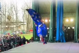 2月2日，河南。戏曲演员表演翻过场不小心掉了帽子，下一个演员空翻干净利落捡起帽子带走，动作很敏捷，台下观众一片叫好。视频封面