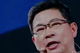 订单干到6万辆，华为余承东赶赴工厂拧螺丝。视频封面