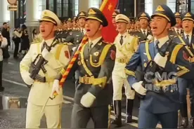 太帅了！“中国排面”超燃亮相莫斯科，唱响《强军战歌》《歌唱祖国》，受到中国留学生和当地民众热烈欢迎（央视）视频封面