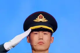 天安门"最帅升旗手"，七千次升旗零失误 #张自轩 #传播正能量#上热门#内容启发搜索@DOU+小助手