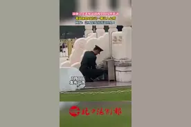 国旗卫士连续站岗两小时纹丝不动，看到休息时的这一幕让人心疼。#热点新闻事件 #传递正能量 #社会百态 #兵哥哥 #