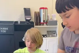 儿子在学校无意提到中国除了饺子还有包子，结果美国同学说没吃过想要尝尝，今天带同学一家来中国包子店，没想到打开了他们的新世界，你猜老外最喜欢什么馅儿的包子？#中西文化差异 #老外吃中餐 #美国生活vlog视频封面