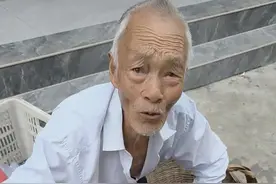 乡村大爷的田园生活 一对街河市80多岁的爷爷奶奶，相敬相守60多个年头，至今依然坚持田间劳作，爷爷每天采摘两老亲手种养的瓜果蔬菜、土蛋土鸡，是我们林园菜场每天早晨的卖菜明星。爷爷质朴、善良、勤劳，怡守田园、子孙满堂、其乐融融…#农村生活 @抖音短视频视频封面