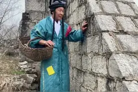 孟姜女来了 😁#戏精上线 #看完不笑你打我😂😂😂 #孟姜女哭长城视频封面