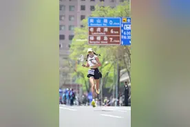 41岁，人生第92场马拉松，大连马拉松全程直播5小时安全完赛，最艰难的一场马拉松，脚踝重度受伤9天没动，出脚就跑全马，一路都在战战兢兢，担心脚踝复发，复发必须要退赛，还特别想得到完赛奖牌送给女儿当礼物，奖牌太漂亮了！最后无伤跑下来，2025年大马给了我一个完美的结局！大马2026年见！#2025大连马拉松#2025秦皇岛马拉松 #吉林马拉松 #兰州马拉松 #健身打卡视频封面