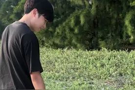 海边探索 在沙滩上发现很多洞洞，不是知道是什么来的，有老铁们抓过吗？#惠州双月湾 #户外赶海抓海鲜 #海边探索视频封面