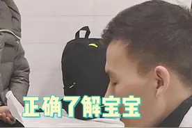 如何进去了解宝宝拇指内扣 如果拇指存在内扣，还伴随着高肌张力，手指难以张开，握持困难，则可能为病理性拇指内扣。可以提供比手掌稍大的玩具以鼓励宝宝主动张开手指抓握。同时，可适当帮助宝宝向外推拇指，从掌心向大鱼际肌方向，而非单纯掰扯手指。这样有助于宝宝从整个手掌心的位置开始，逐渐学会正常抓握。  #小儿推拿手法 #拇指内扣#儿童发育#医学科普#硬核健康科普行动视频封面
