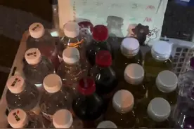 残障女孩躲在角落卖水，小哥看到后鼓励她到人多地方卖。“有人买水，她真的很高兴!”#暖心瞬间 #暖心正能量 #卖水视频封面