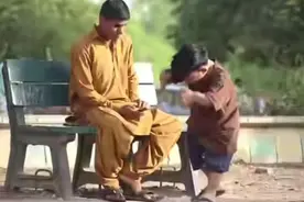 捡手机续集#街头恶搞 #老外真会玩 #恶作剧 #整蛊 #搞笑老外视频封面