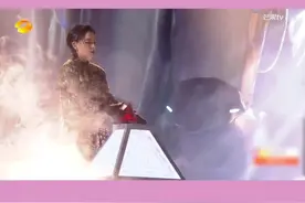 #李承铉跨年秘境舞台  @李承铉 《秘境》舞台来袭，原地炸场等不到下一秒！热血rap和实力唱跳结合，还以为来到了“超A风景区”，大家喜欢这个舞台吗？#湖南卫视跨年晚会