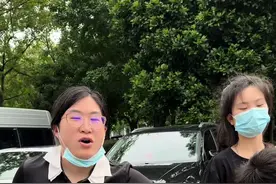 艺博换牙记：医生建议多吃硬食，让乳牙自然脱落！ 最近二宝艺博吃饭总是小心翼翼，原来是小乳牙摇摇欲坠啦！👶🦷 带他去看牙医，医生建议不用着急拔，多吃点硬东西帮助牙齿自然脱落，既省心又健康～家有换牙期宝贝的爸妈们，你们是怎么做的呢？#育儿日记 #换牙期#家庭日常 #宝妈