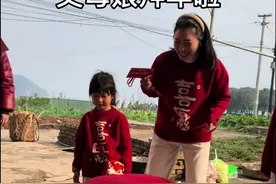 大年初一，浙江女婿给四川老丈人丈母娘拜年了。头磕得越响，红包也就越大。丈母娘把对我们的期盼与祝福，都塞进了红包里面。其实无论我们多大，永远是父母眼中长不大的孩子。2025，愿我们岁岁平安，年年如意、平安喜乐，笑口常开！#拜年 #过年 #给丈母娘拜年 #年年在一起 @抖音创作小助手视频封面