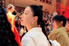 倪妮双手叉腰坐着，这个举动你看懂吗？#倪妮 #明星 #娱乐圈 #热门视频封面