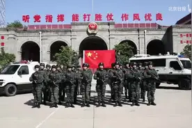 中国武警部队人民的子弟兵，他们会把温暖给你们