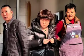 在婆婆家过完小年，公公给买了鸡和肉送回家，孩子爸爸每年都得过年才能回来，公公婆婆总是把过年的礼提前给我们准备好#宝妈记录生活日常 #农村孩子的童年 #回农村过年 @抖音短视频 @DOU+上热门视频封面