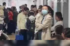 传染性强！孩子出现肺坏死！浙江杭州有医院住院病房全饱和，疾控紧急提醒，市民朋友如果出现发热伴有剧烈咳嗽，应及时就诊，尽快查明病因，规范治疗，切忌自行盲目用药。#浙江dou知道 #支原体肺炎视频封面