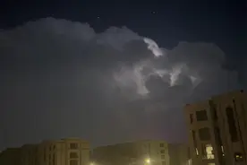 打雷⚡️闪电 月亮从云里慢慢走出来了 #闪电 #奇异天象视频封面